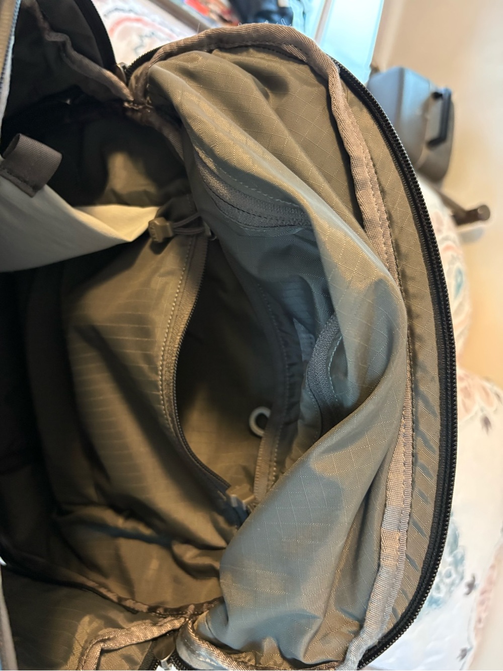 Yeti Crossroads 22L commuter style Backpack - Picture 7 of 8